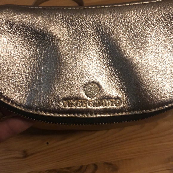 Super cute Vince Camuto, gold crossbody - Picture 2 of 5